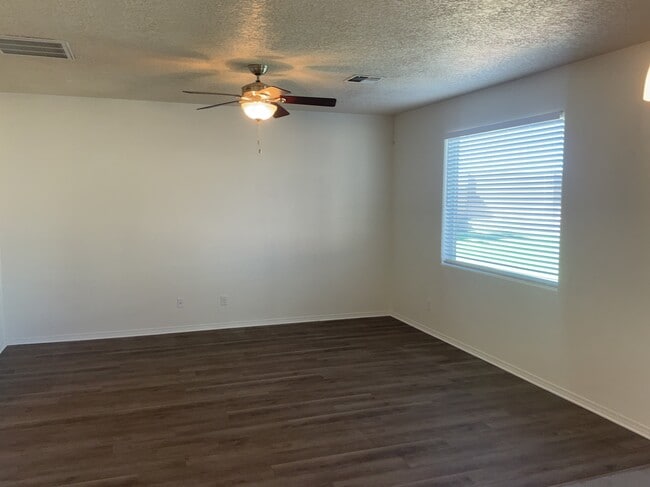 Building Photo - 904 Crown Ct NE