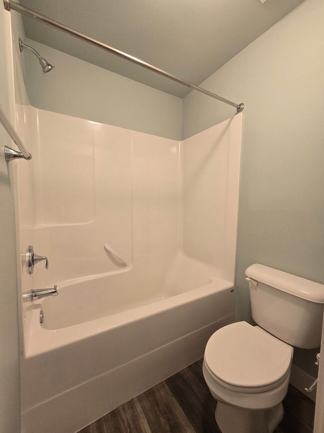 Building Photo - Beautiful 2 bed 1.5 bath townhome