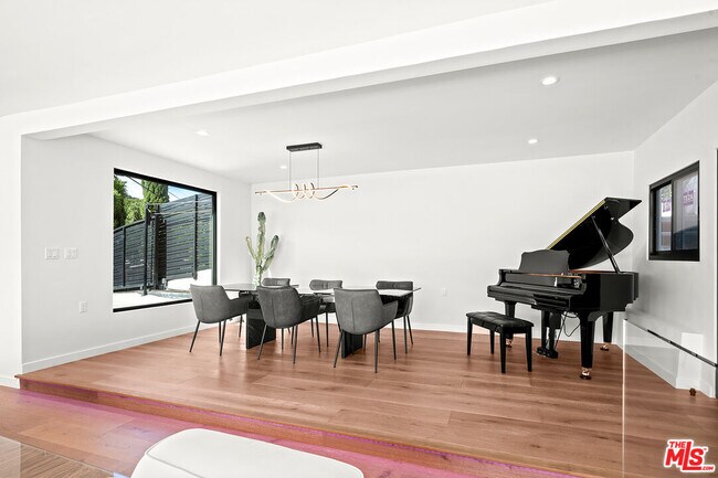 Building Photo - 8744 Skyline Dr