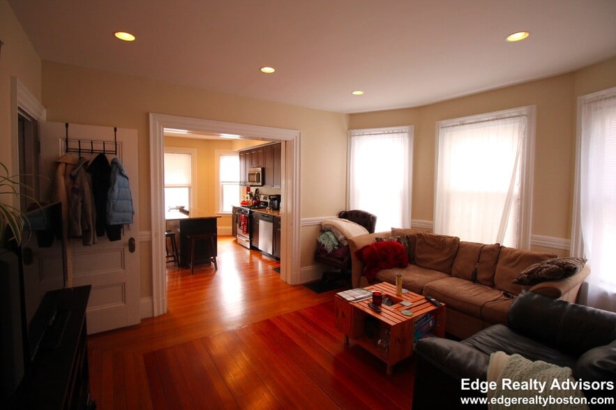 Building Photo - 66 Montcalm Ave