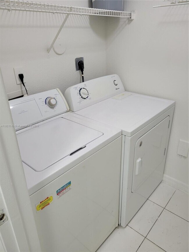 Building Photo - 2564 Centergate Dr