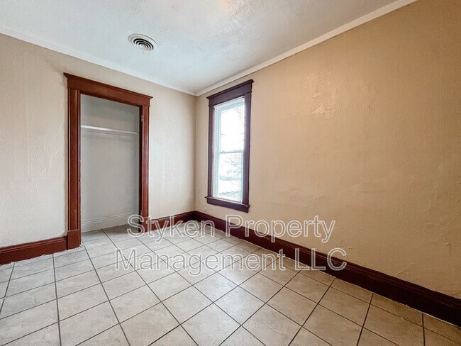 Building Photo - 247 S 5th Ave