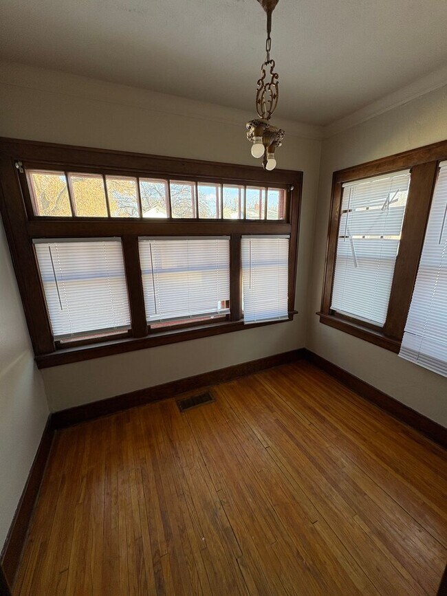 Building Photo - House- NW