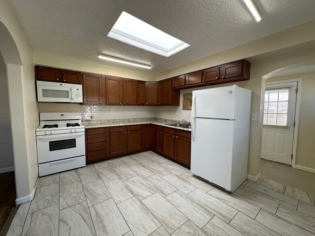 Building Photo - Beautifully Remodeled 2 Bed 1 Bath House