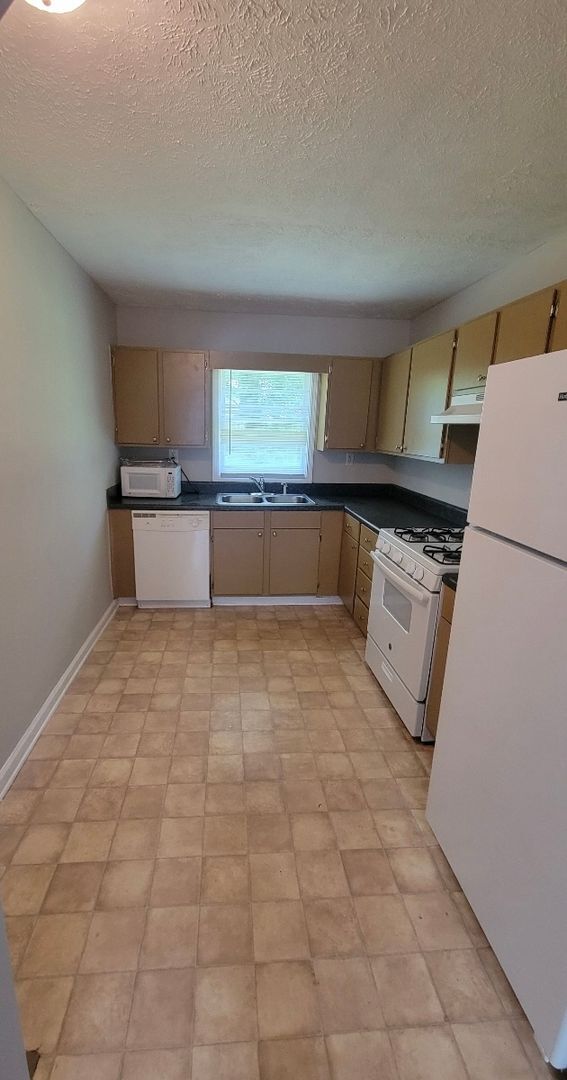 Building Photo - Charming 3 bedroom Bungalow