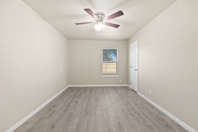 Building Photo - Fully Renovated 3 Bedroom Duplex in the heart of Broken Arrow