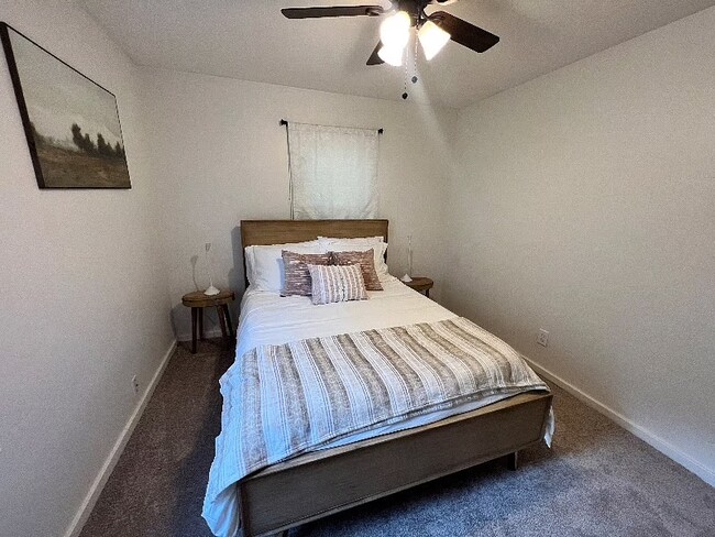 Building Photo - 913 E Gift Ave