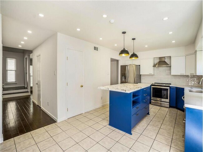 Building Photo - 746 Country Pl Dr