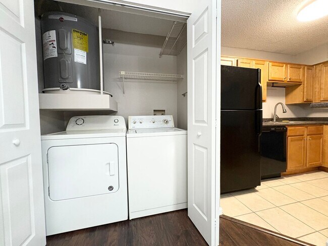 Building Photo - Beautiful 1/1 Condo in Altamonte Springs ~ Gated Lakefront Community!