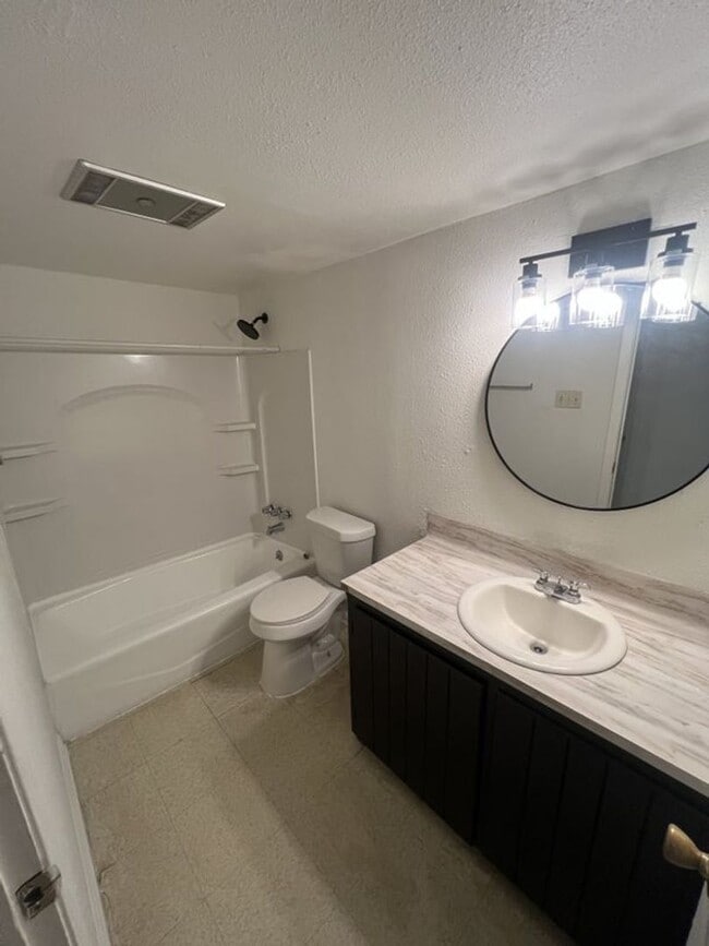 Building Photo - 2 bedroom, 2 bath apartments in Sherwood F...