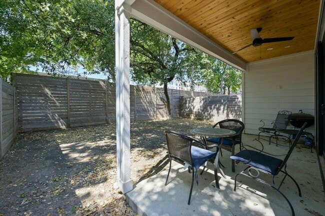 Building Photo - Best free standing 2 bed 2 bath House in great location