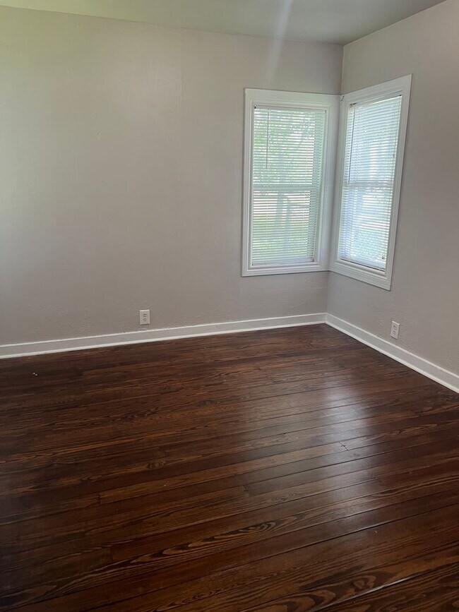 Building Photo - Unlock Your Next Door..3/2 Located Downtown Burleson
