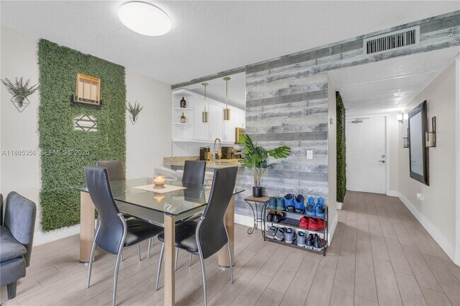 Building Photo - 9410 Poinciana Pl