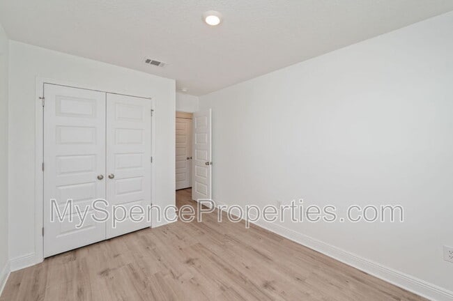 Building Photo - 5 Renea Cv