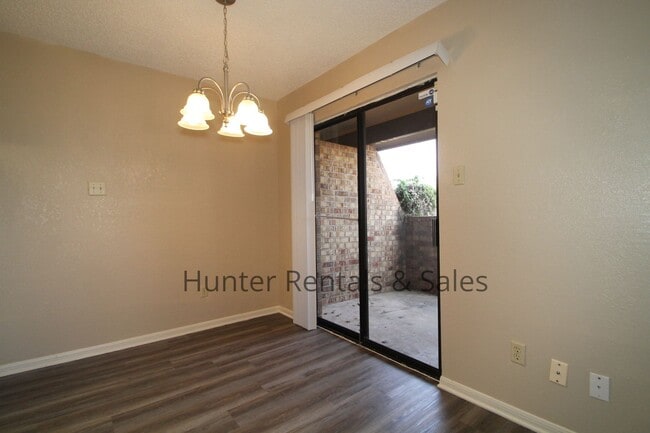 Building Photo - Updated 2-Bedroom Townhome with Modern Fin...