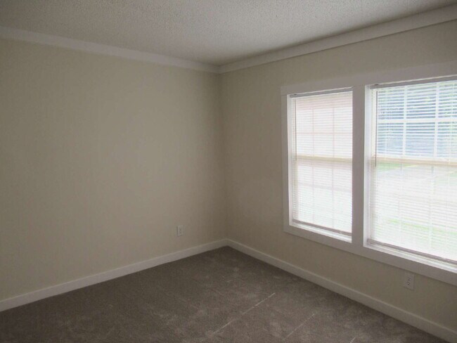 Building Photo - Beautifully Updated Home with Dual Owner S...