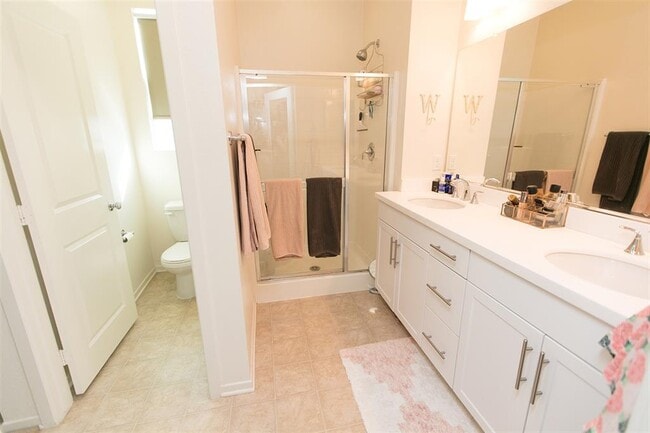 Building Photo - Urban living in this Gorgeous 3 bedroom 3....