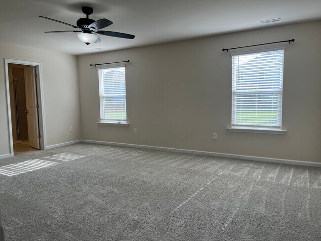 Building Photo - AMAZING LOCATION, Fantastic 4 Bed Home, In...