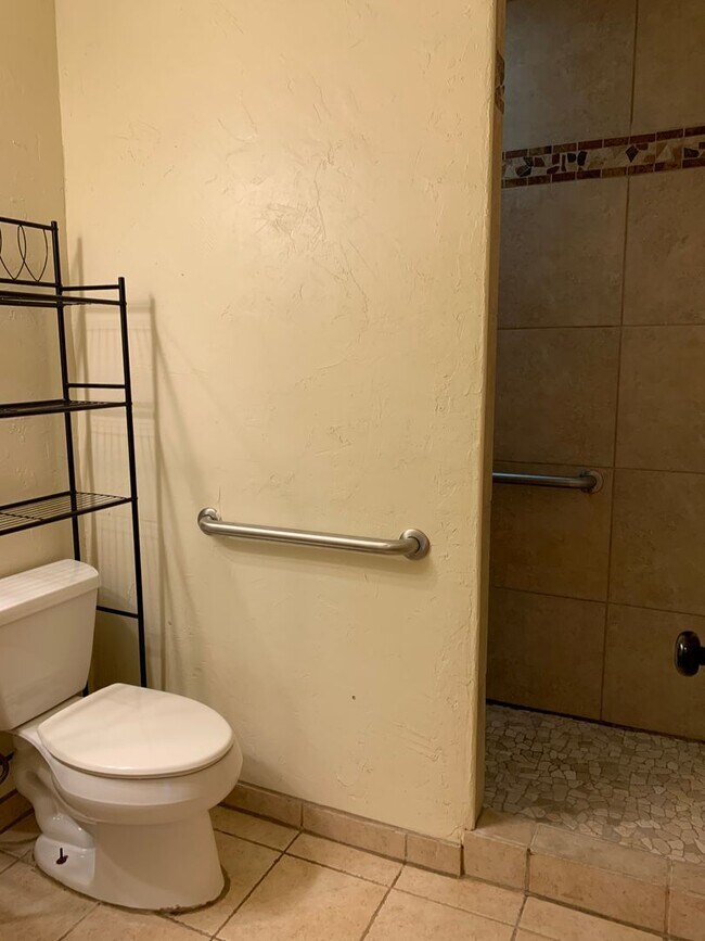 Building Photo - Splendid 4 Bedroom, 1.5 Bath Home Near Kirtland AFB! Available Now!