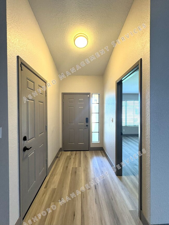 Building Photo - BEAUTIFULLY REMODELED 3 BEDROOM HOME WITH ...