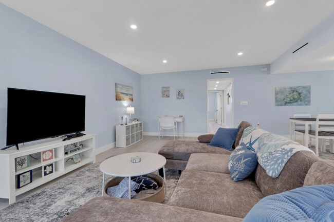 Building Photo - 3400 Gulf Shore Blvd N