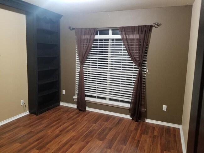 Building Photo - 5727 Woodmoss Ln