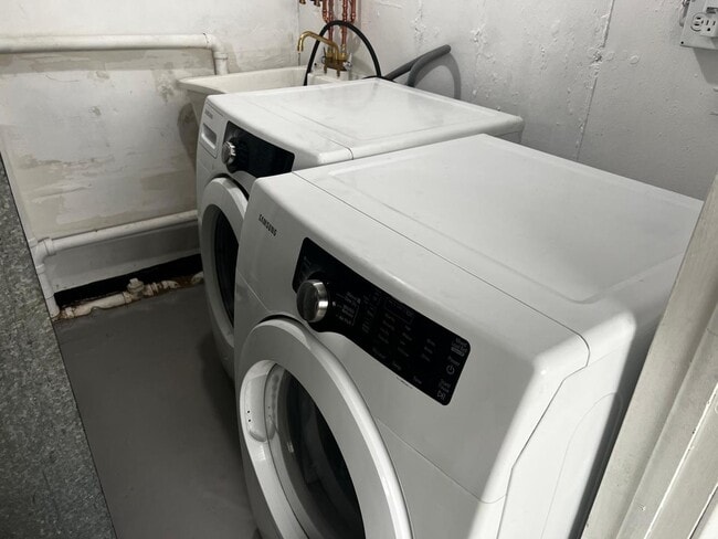 Building Photo - 717 E Clarendon Dr