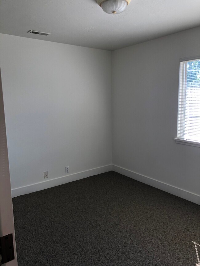 3rd bedroom upstairs - 1147 E Garfield Ave