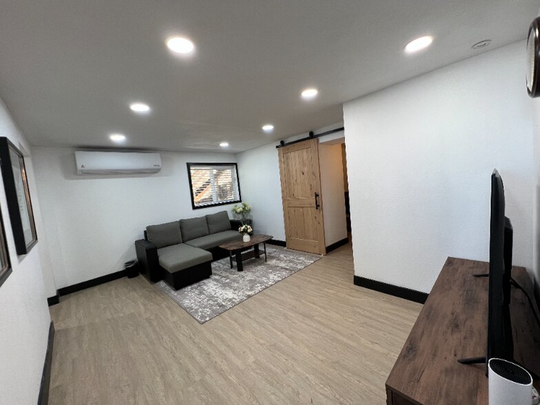 Building Photo - 1960 Willow Dr