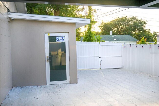 Building Photo - 1504 Hallam Dr