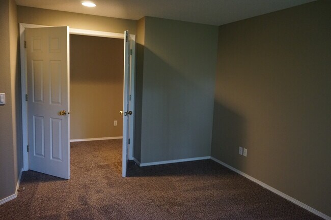 Building Photo - 9404 NE 26th Ct