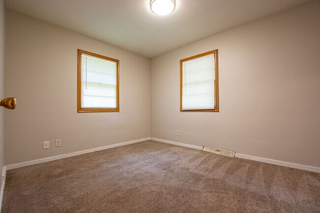 Building Photo - Extremely Spacious 2 Bedroom / 1 Bath Home