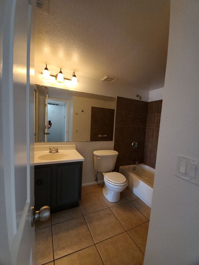 Building Photo - Townhome - newly remodeled kitchen - priva...