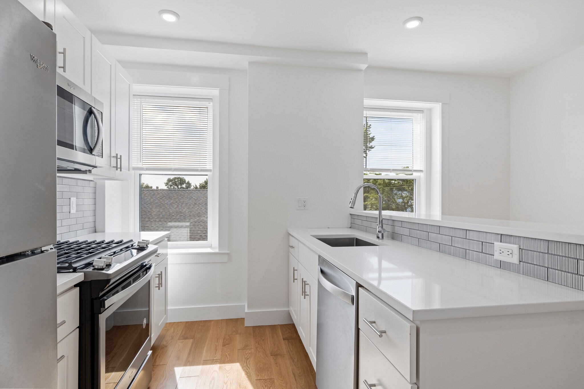 Building Photo - 384 Columbia St