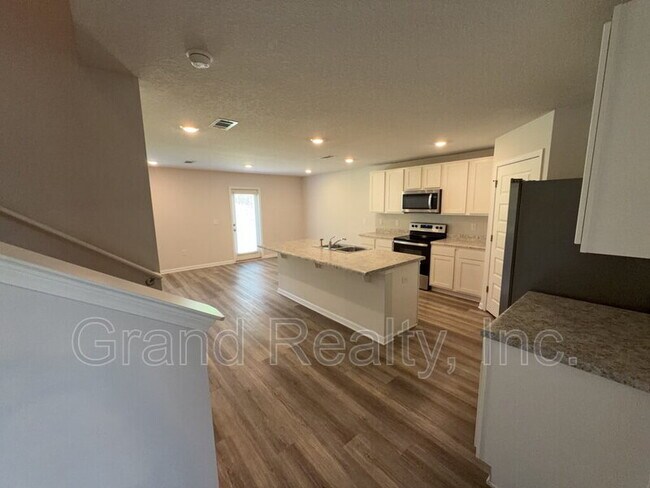 Building Photo - 5431 Peach Dr