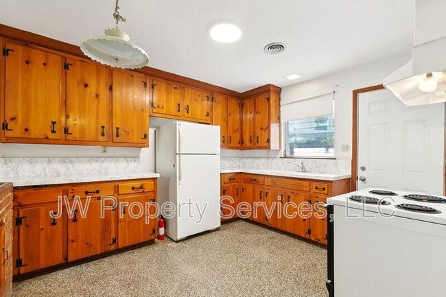 Building Photo - 124 Lake Ave