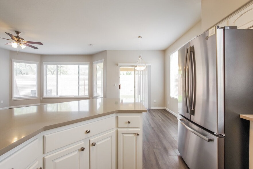 Building Photo - 2221 E Union Hills Dr