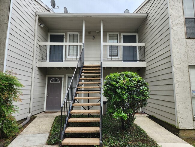 Building Photo - 17401 Red Oak Dr