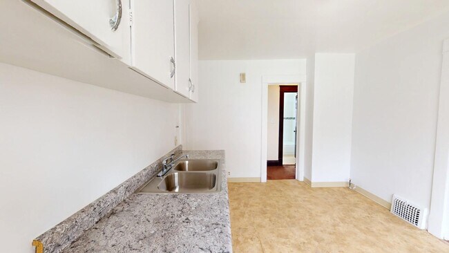 Building Photo - 2 bedroom/1 bath (upper unit)- 1ST MONTH FREE IF LEASE SIGNED BY 10/15