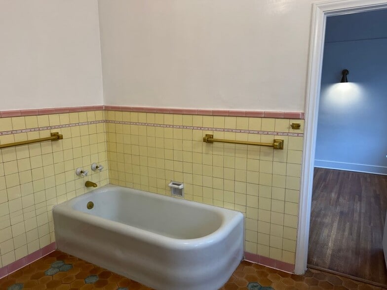 Building Photo - 926 S Curson Ave