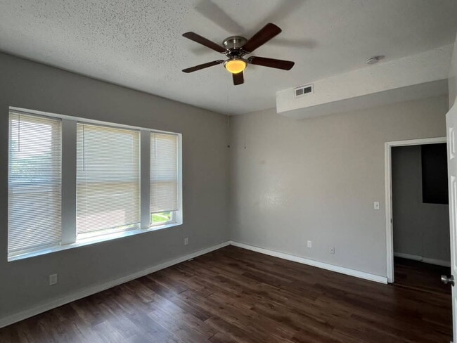 Building Photo - "Charming 4-Bed Duplex in St. Louis City 2nd Floor with Granite Countertops & Gleaming Hardwood F...