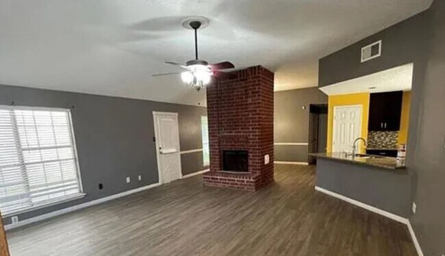 Building Photo - 2025 Sandy Knoll Dr