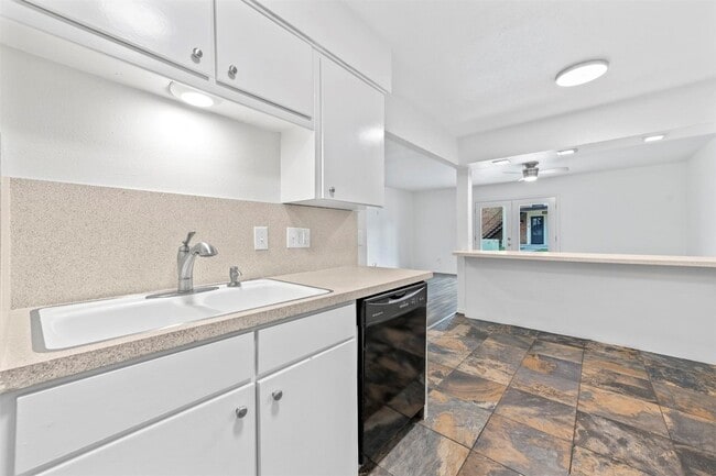Building Photo - 4002 Ridglea Country Club Dr