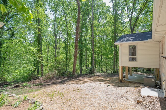 Building Photo - SPACIOUS RETREAT WITH DOWNTOWN CONVENIENCE