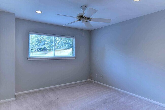 Building Photo - 14627 Carolcrest Dr