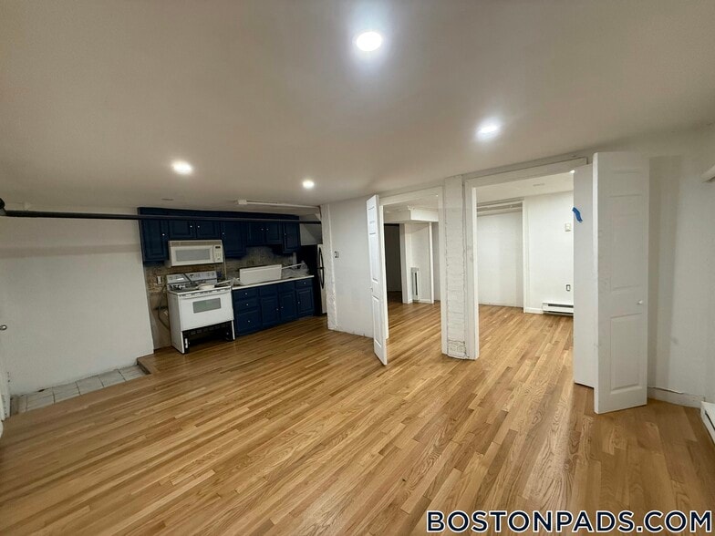 Building Photo - 686 Parker St