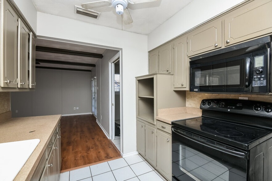 Building Photo - 2532 Belhaven Dr
