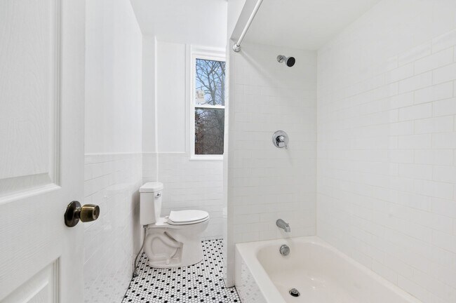 Building Photo - Spacious 3 Bed, 1 Bath Apartment in Garfie...