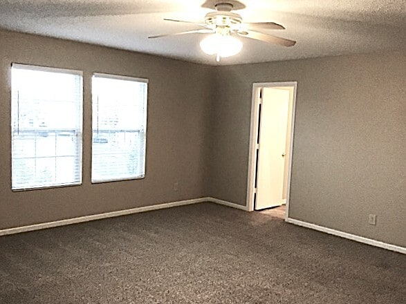Building Photo - 991 Ravine Dr