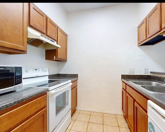 Building Photo - 7031 N Holiday Dr